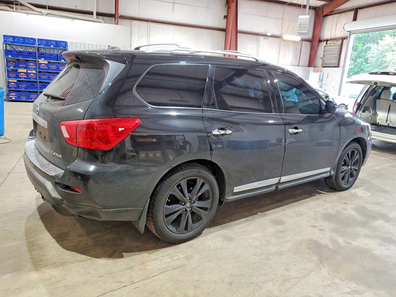 2017 Nissan Pathfinder Platinum - Фото 3