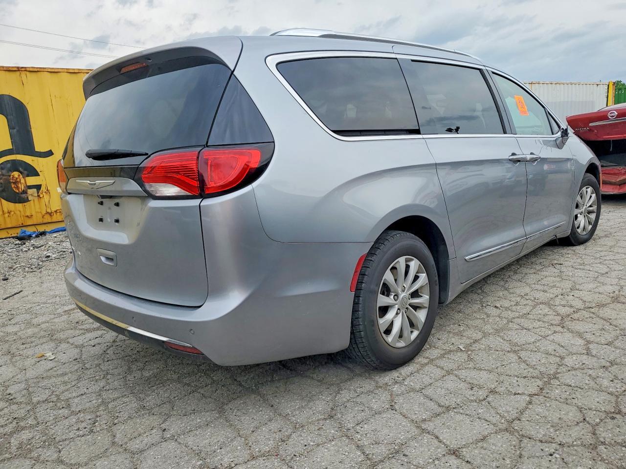 2019 Chrysler Pacifica Touring L - Image 3