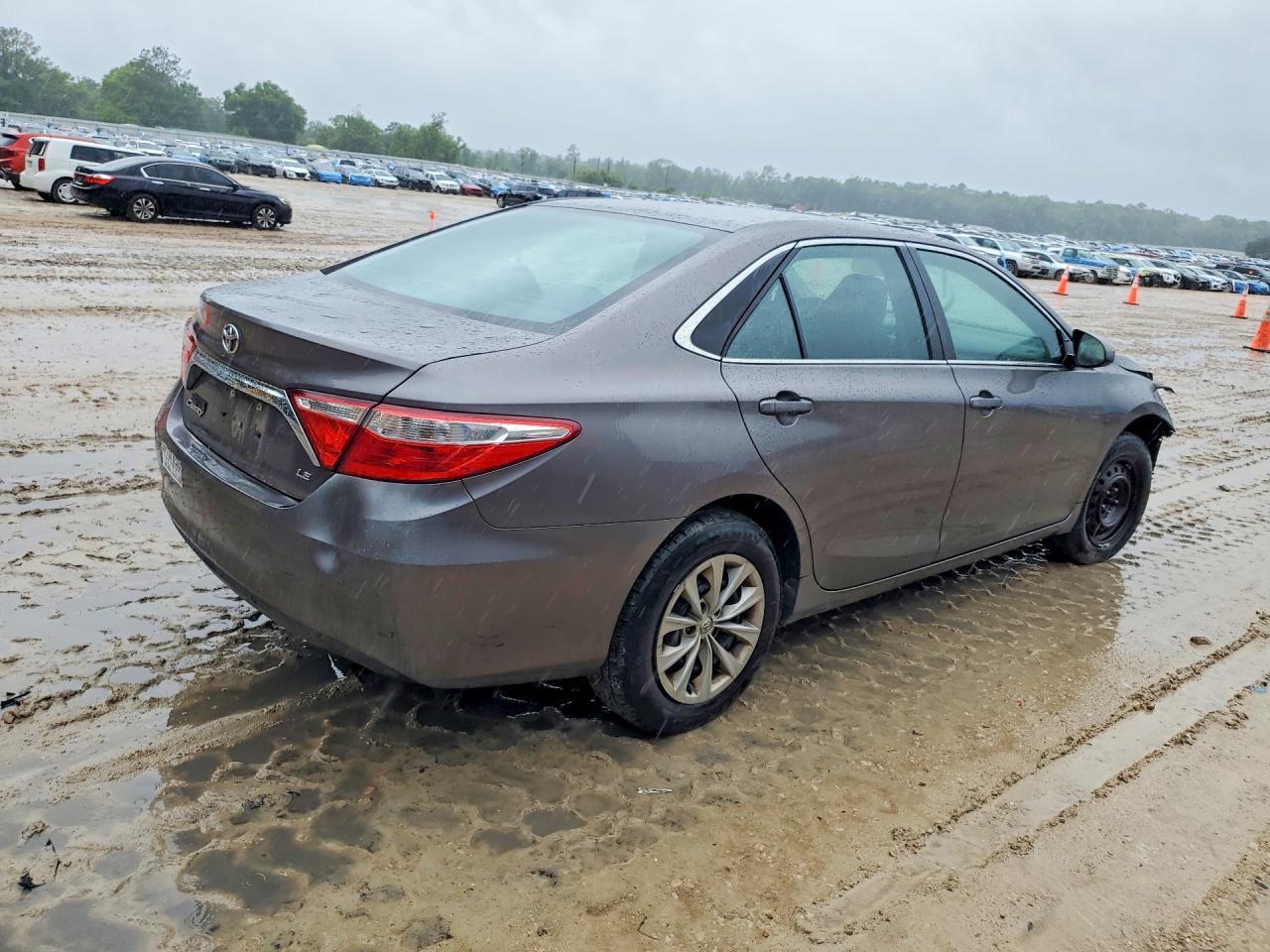 2017 Toyota Camry Le - Фото 3