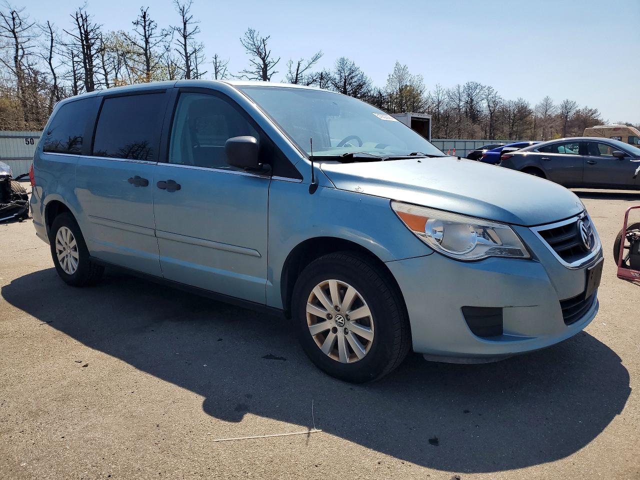 2009 Volkswagen Routan S - Image 4