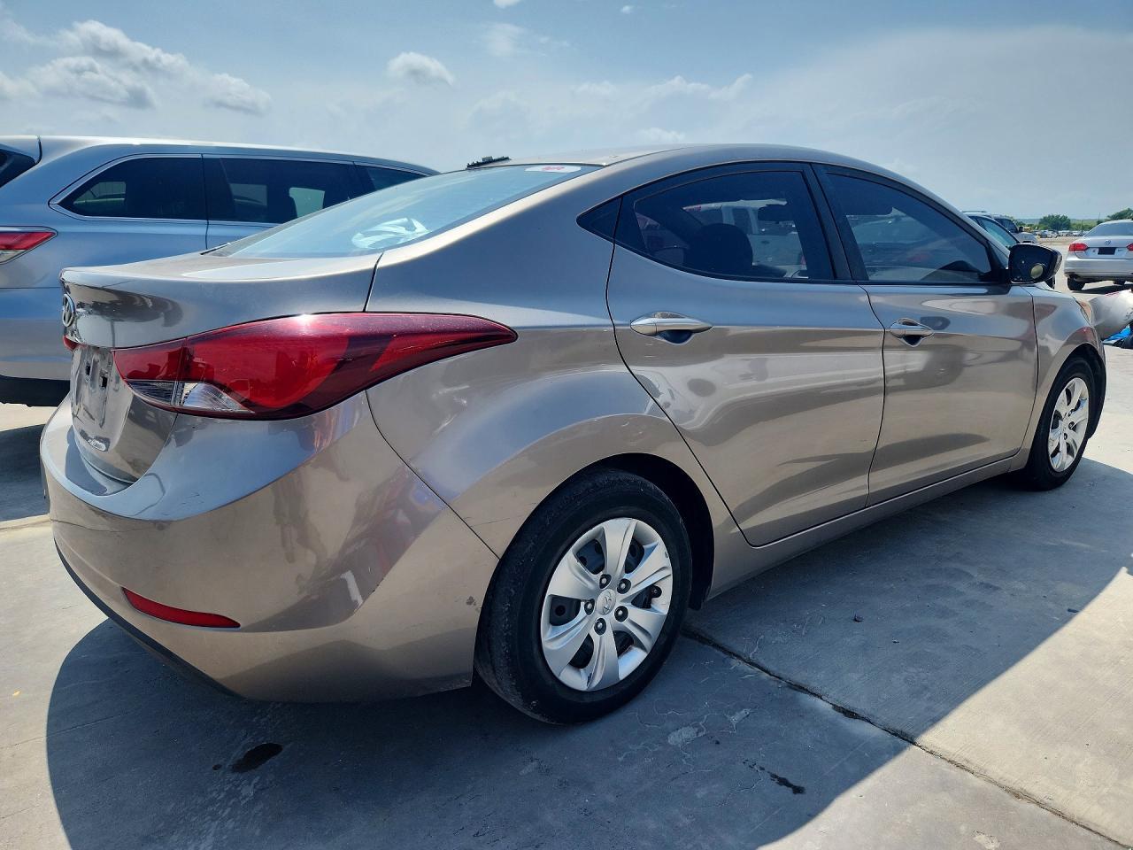 2016 Hyundai Elantra Se - Фото 3