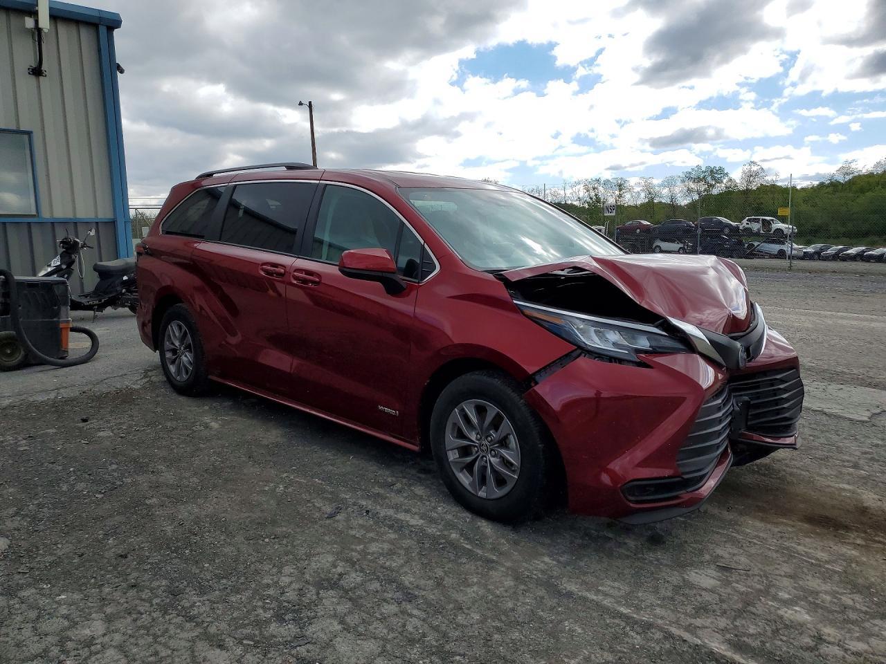 2021 Toyota Sienna Le - Image 4