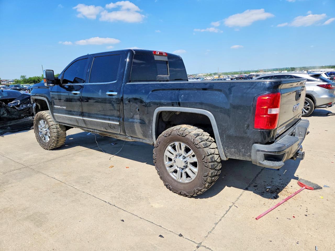 2016 GMC Sierra K2500 Denali - Image 2