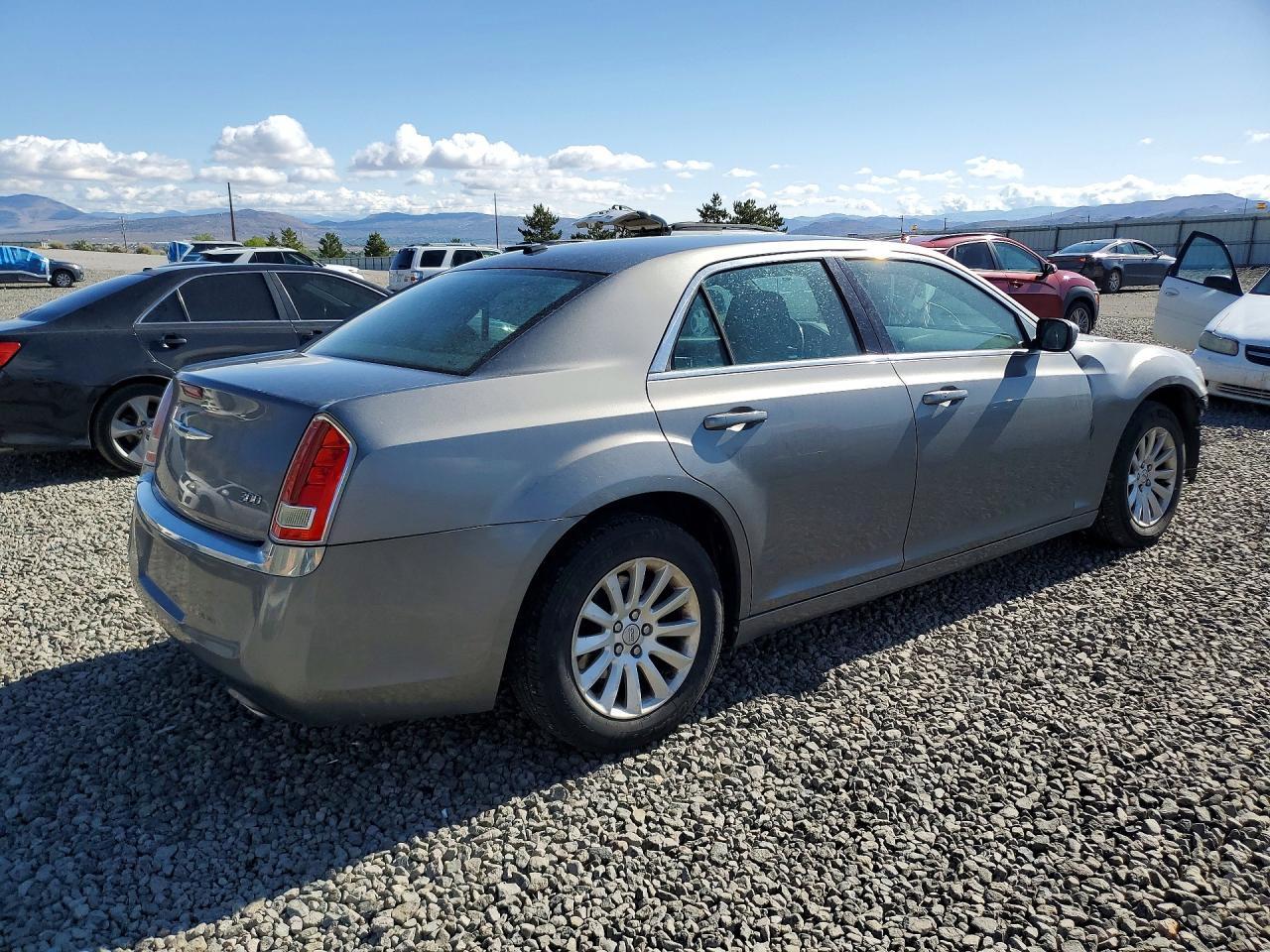 2011 Chrysler 300 - Фото 3