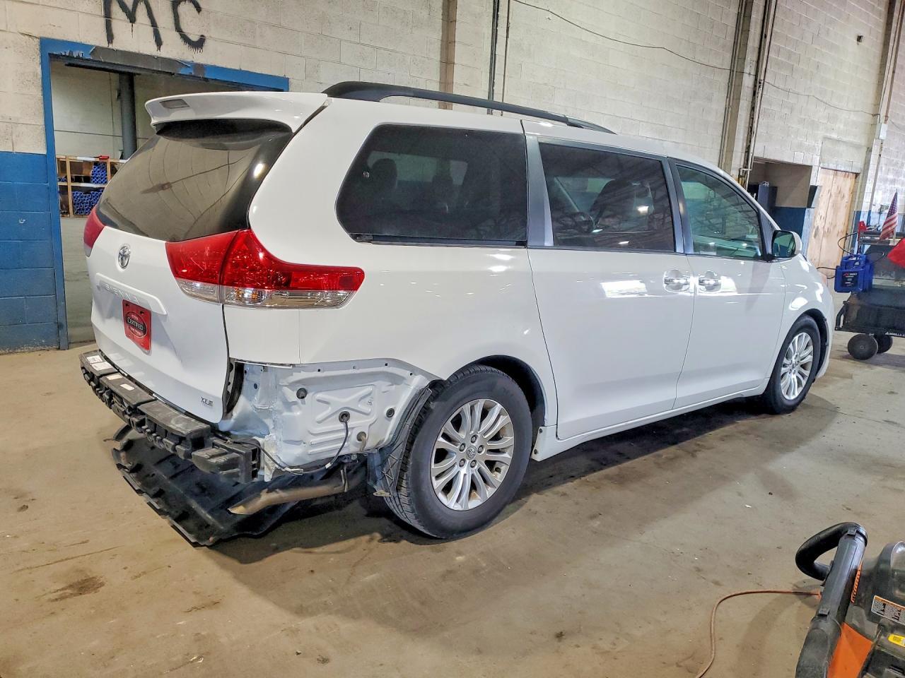 2014 Toyota Sienna Xle 8-Passenger - Фото 3