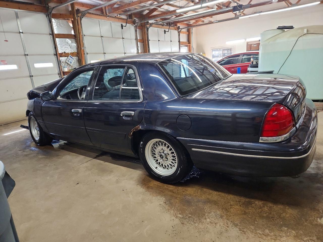 2001 Ford Crown Victoria - Image 2