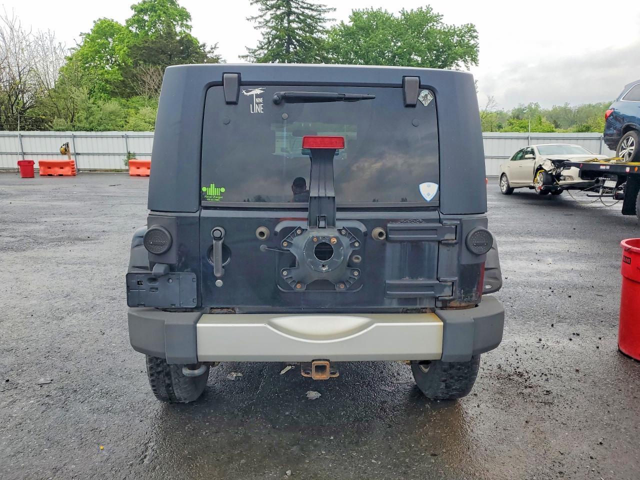 2010 Jeep Wrangler Unlimited Sahara - Image 6