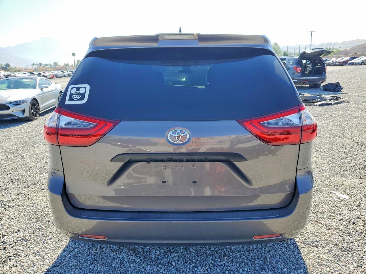 2020 Toyota Sienna L - Фото 6