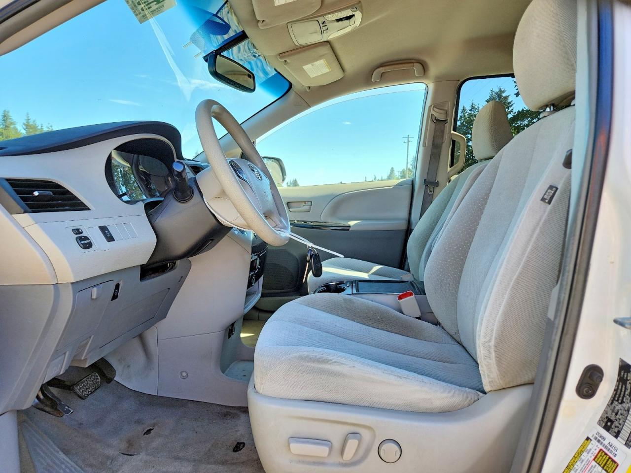 2014 Toyota Sienna Le - Image 7