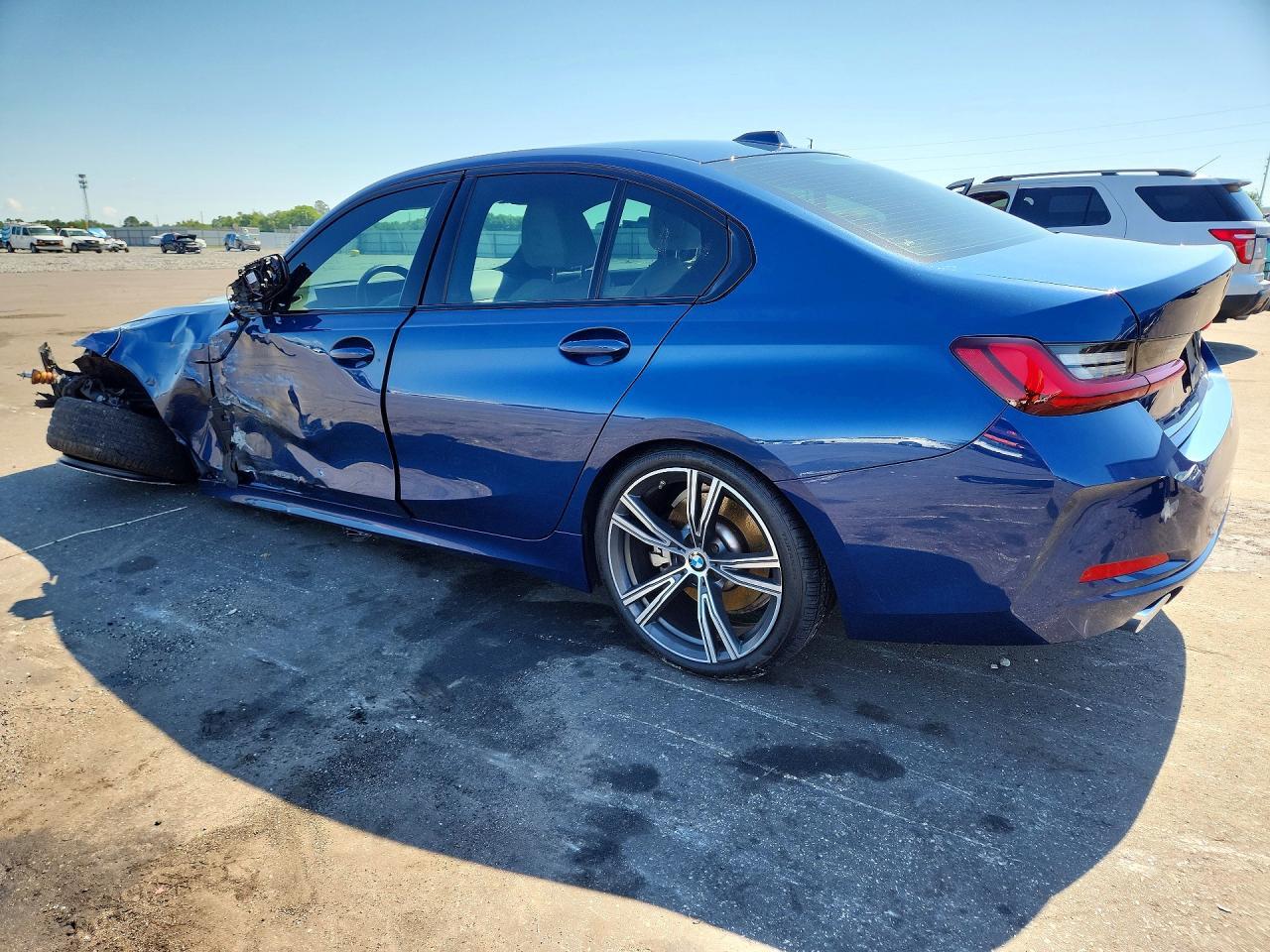 2023 BMW 330I - Фото 2