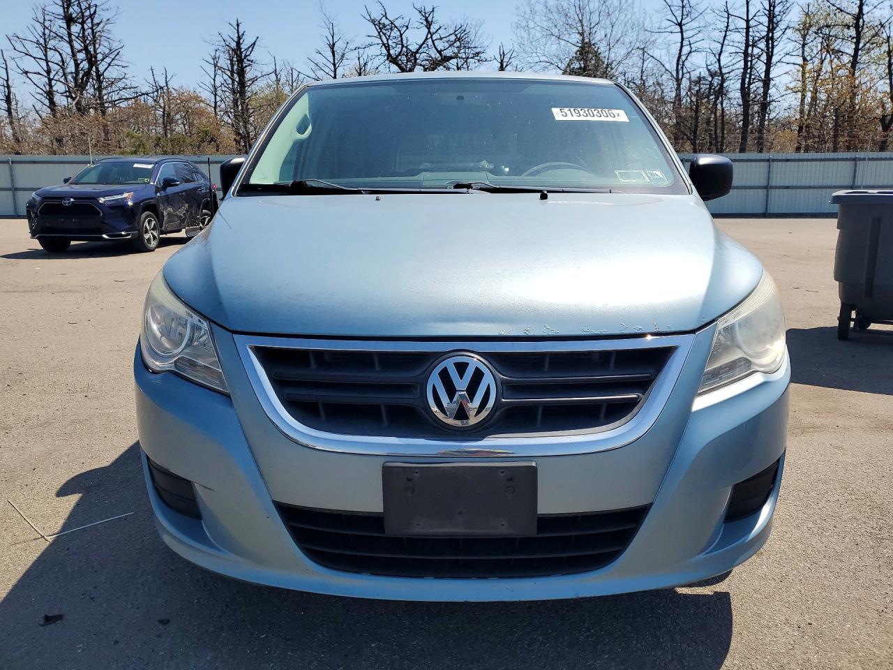 2009 Volkswagen Routan S - Image 5