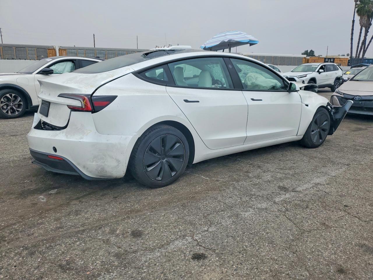 2025 Tesla Model 3 - Фото 3