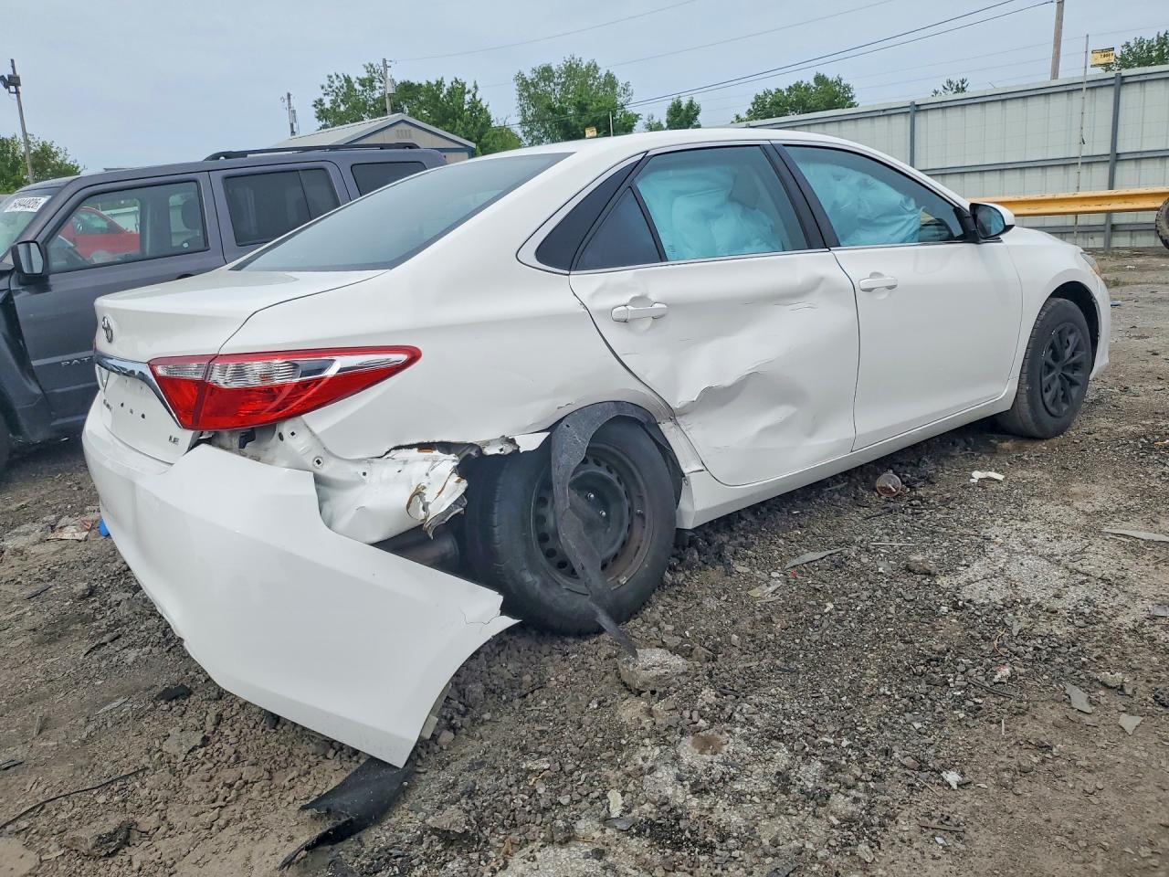 2016 Toyota Camry Le - Image 3