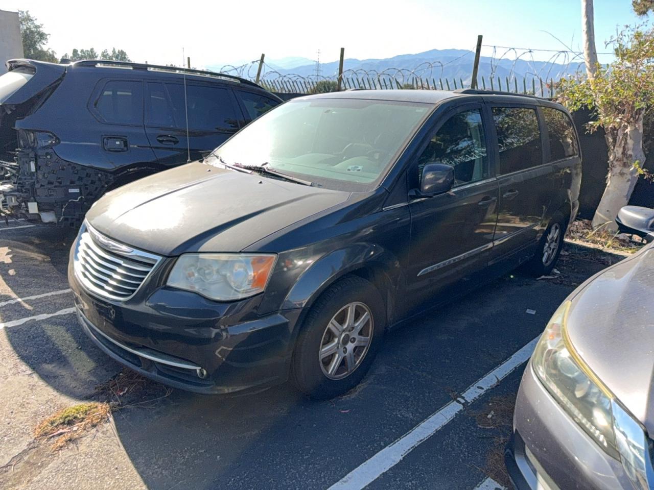 2012 Chrysler Town & Country Touring - Фото 2