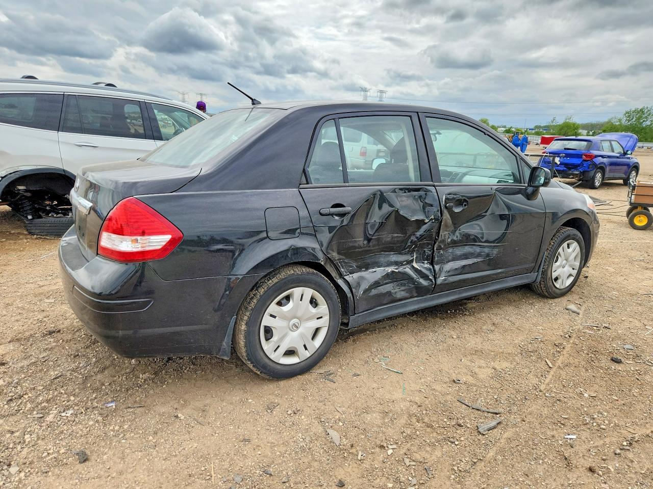 2011 Nissan Versa 1.8 S - Image 3