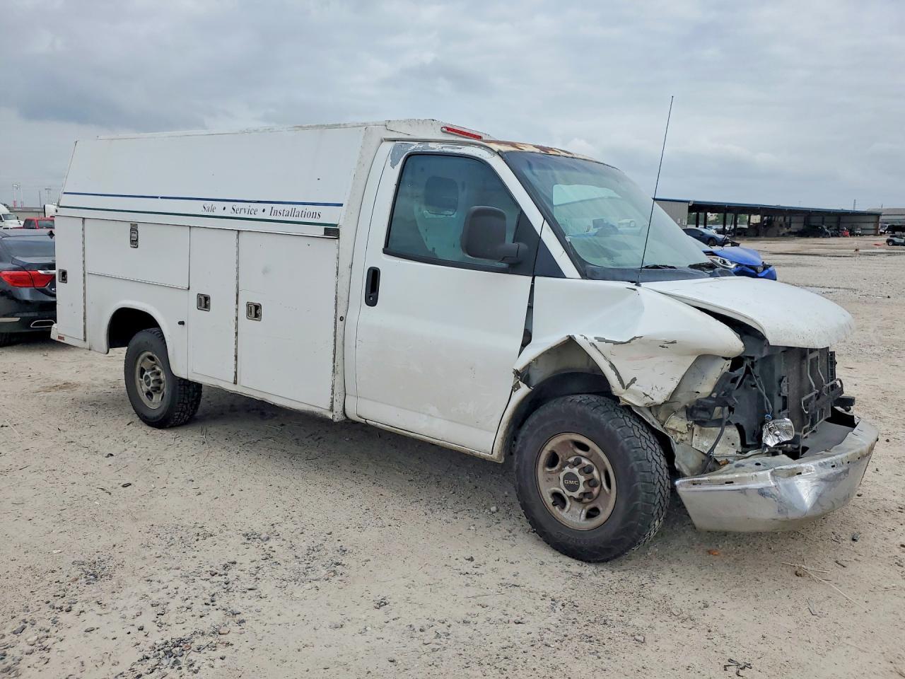 2011 GMC Savana Cutaway G3500 - Image 4