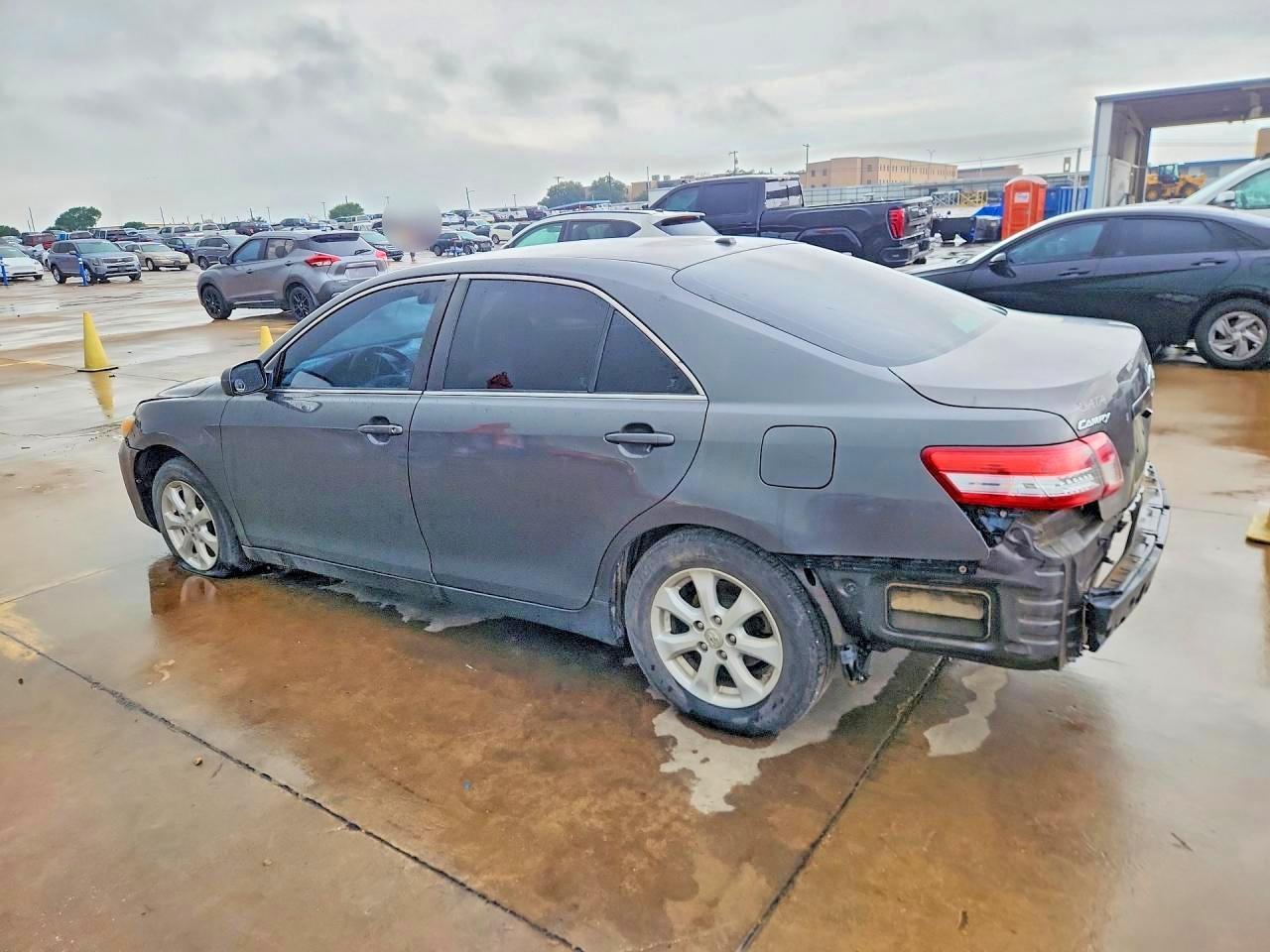 2011 Toyota Camry Le - Фото 2