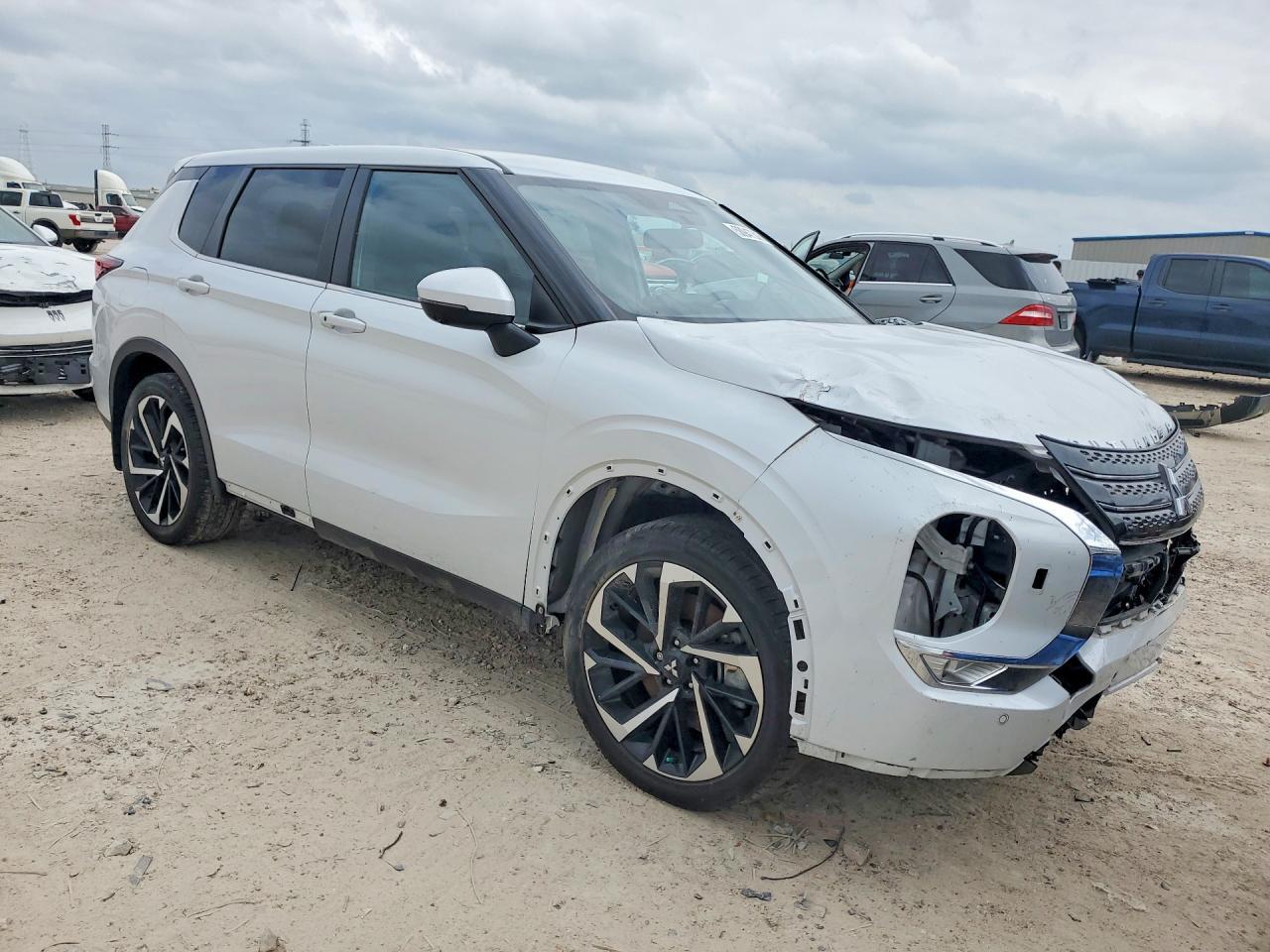 2023 Mitsubishi Outlander Se - Image 4