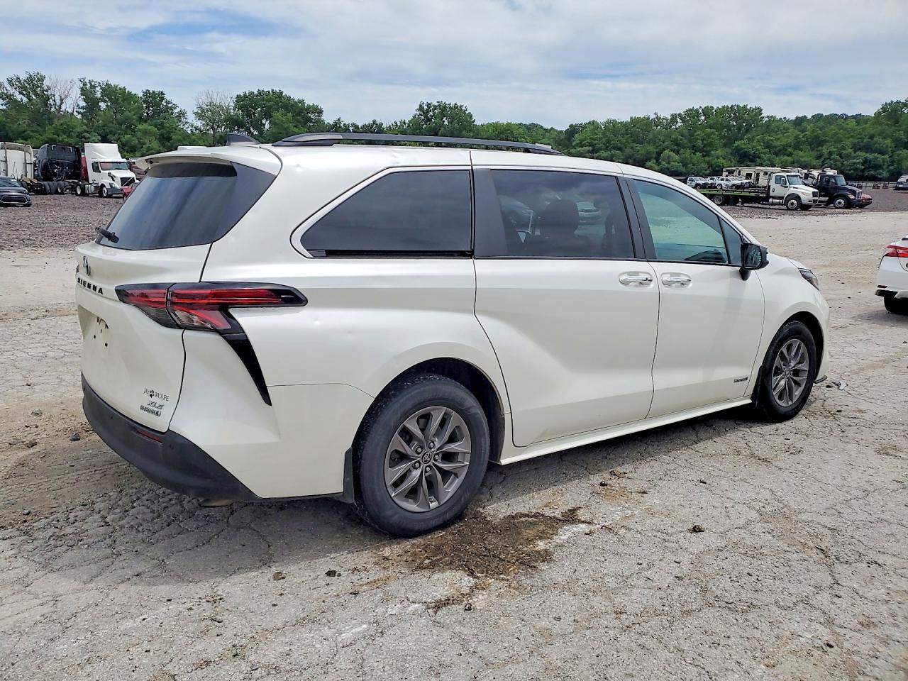 2021 Toyota Sienna Xle - Image 3