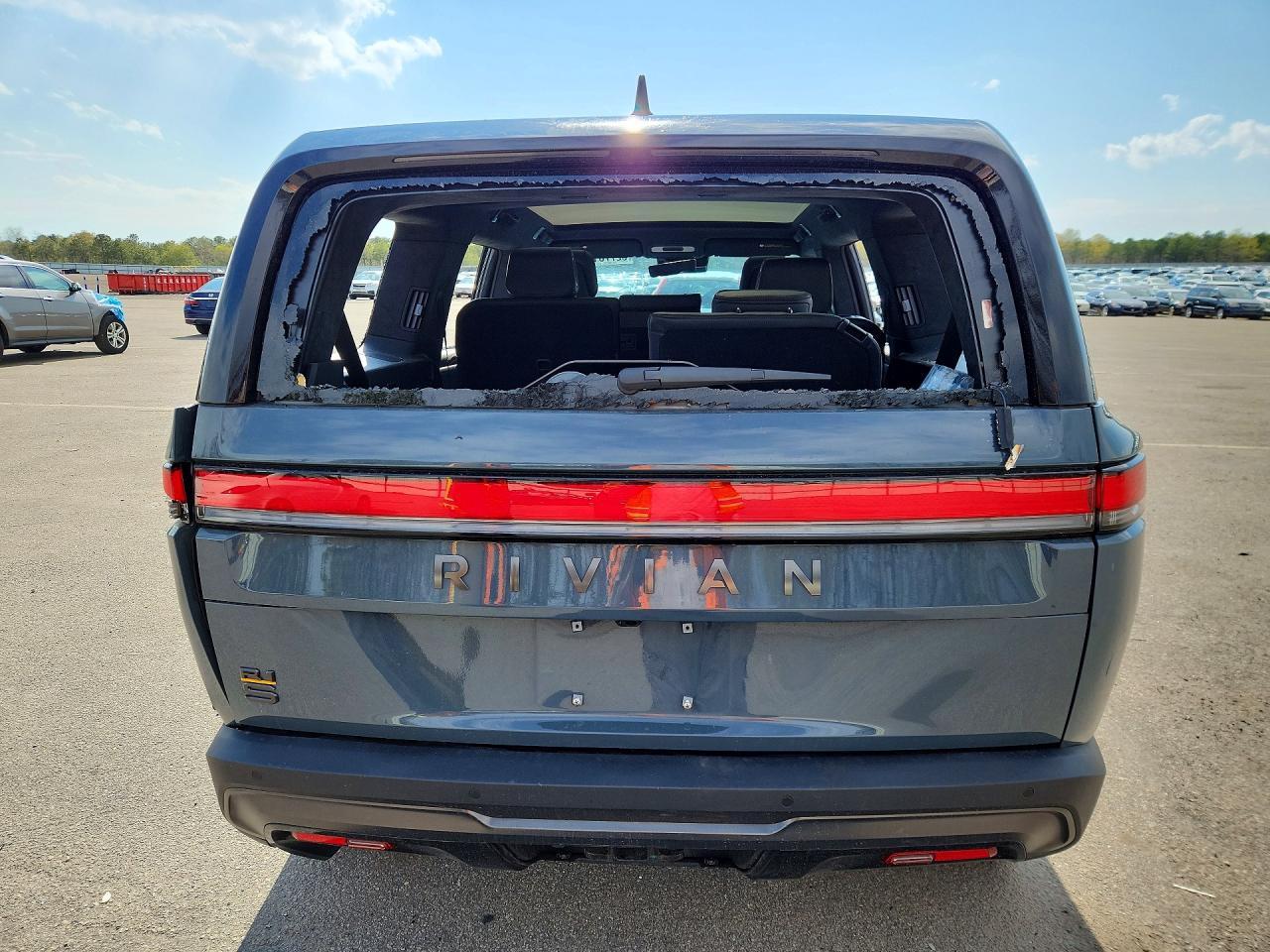 2025 Rivian R1S Premium - Image 6