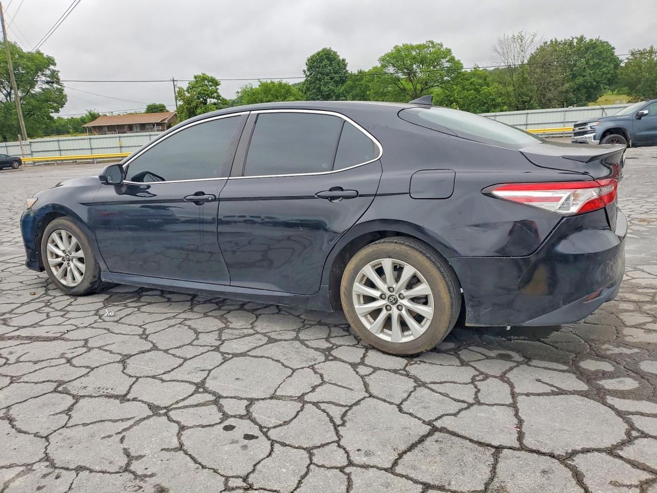 2020 Toyota Camry Le - Фото 2