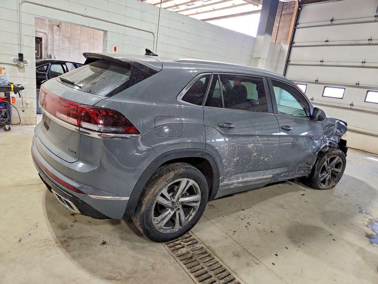2024 Volkswagen Atlas Cross Sport Sel R-Line - Image 3