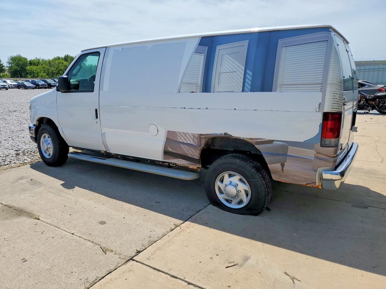 2011 Ford Econoline E250 Van - Фото 2