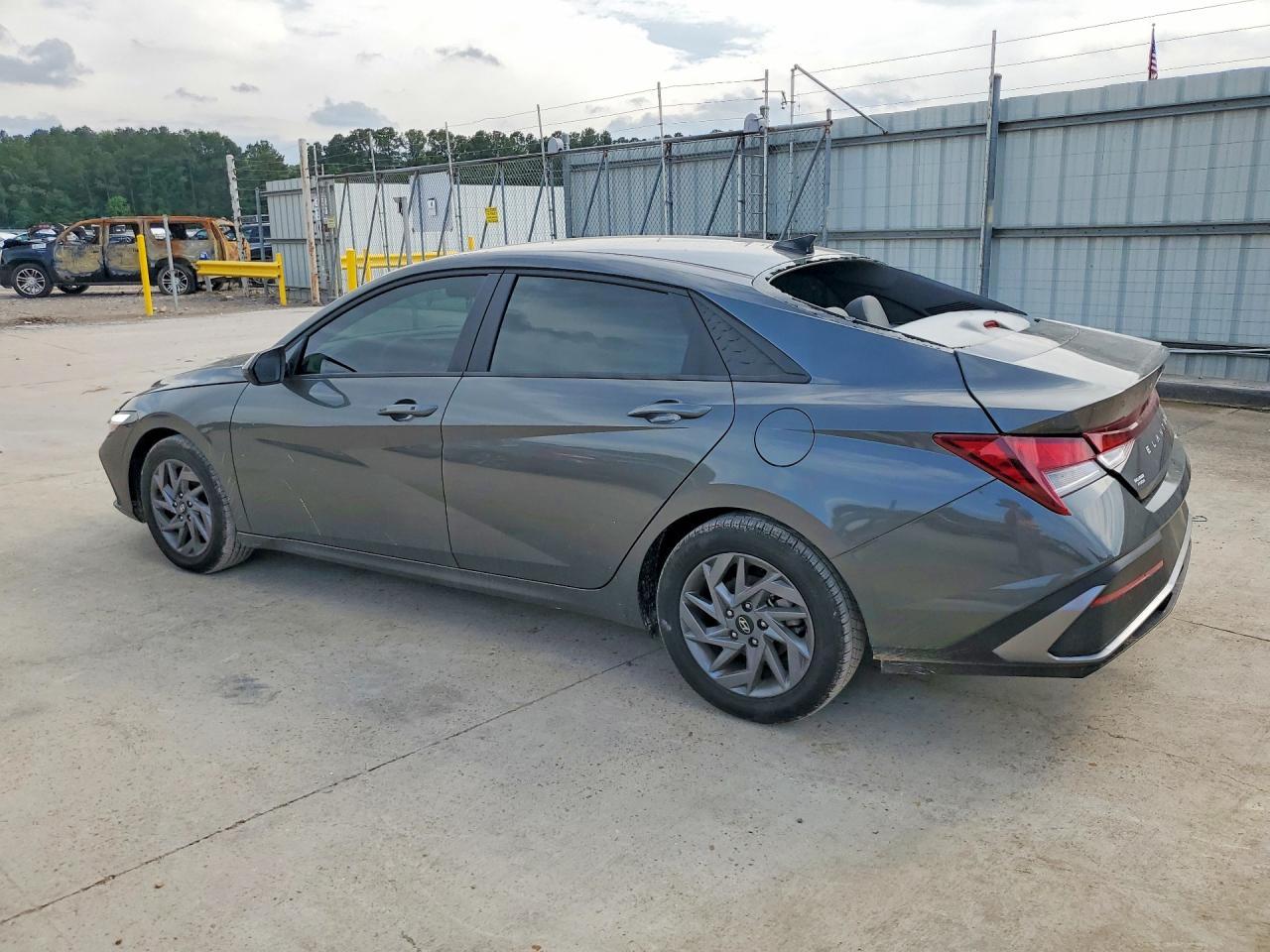 2024 Hyundai Elantra - Фото 2