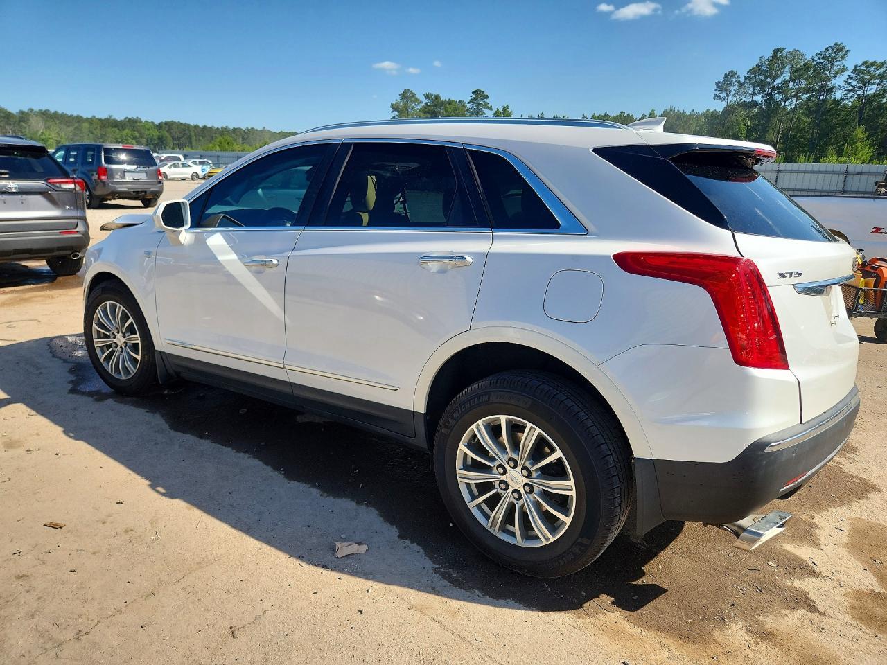 2017 Cadillac Xt5 Luxury - Image 2