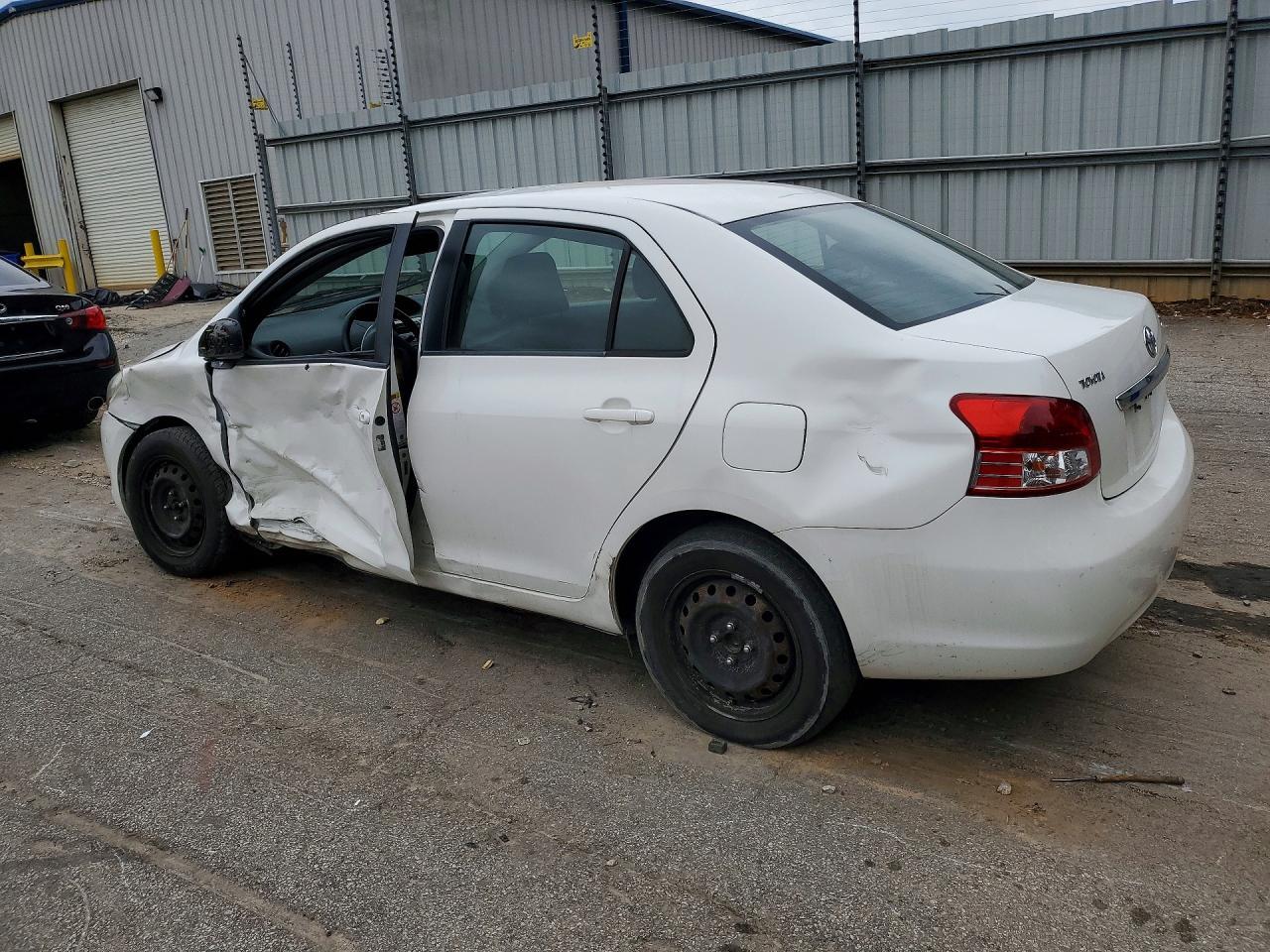2010 Toyota Yaris Base - Фото 2