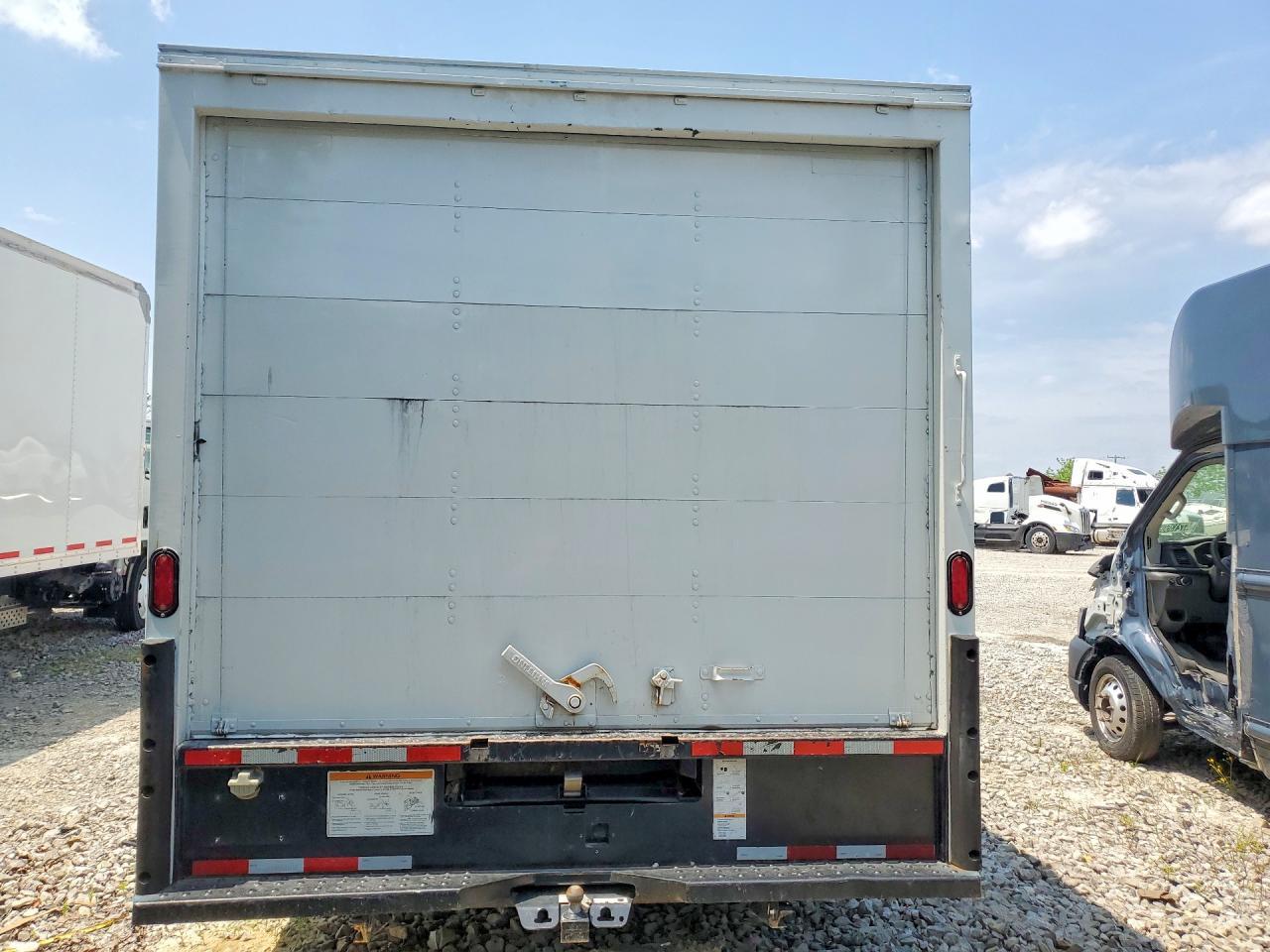2018 Ford E350 Box Truck - Фото 6