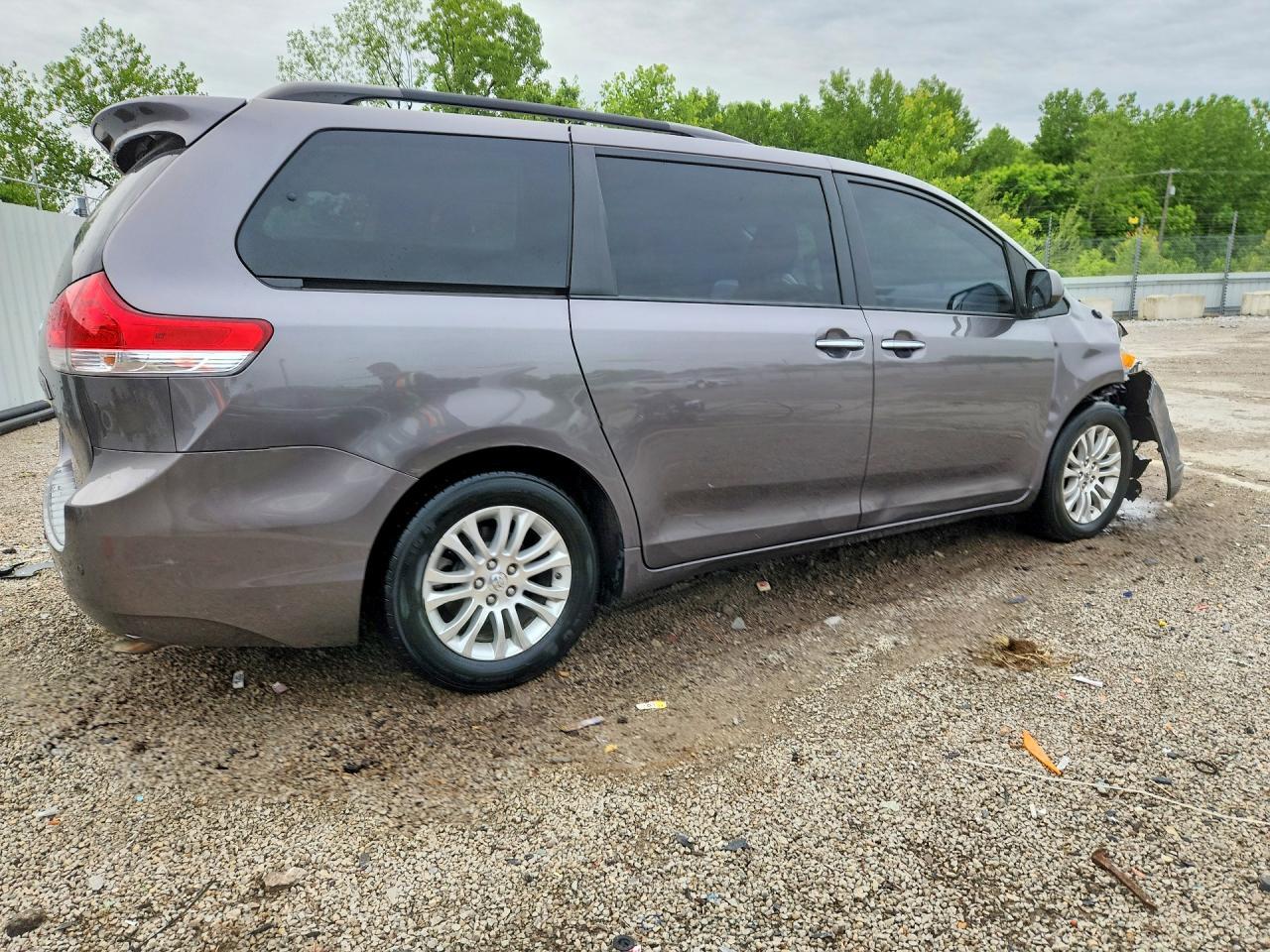 2014 Toyota Sienna Xle 8-Passenger - Image 3
