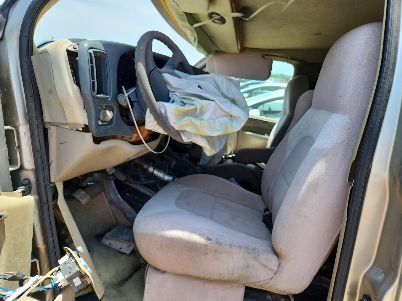 2000 Chevrolet Express G1500 - Image 7