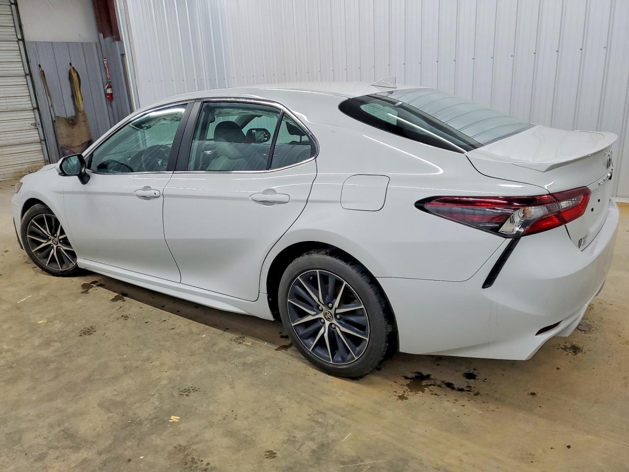 2022 Toyota Camry Se - Image 2