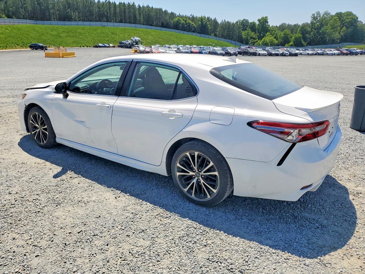 2019 Toyota Camry Se - Фото 2