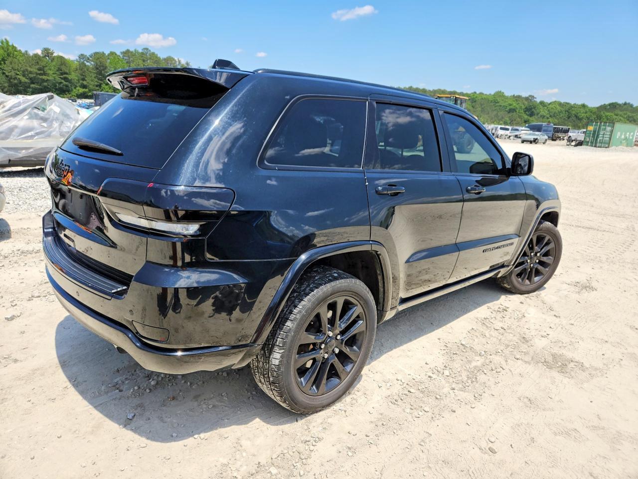2017 Jeep Grand Cherokee Laredo - Image 3