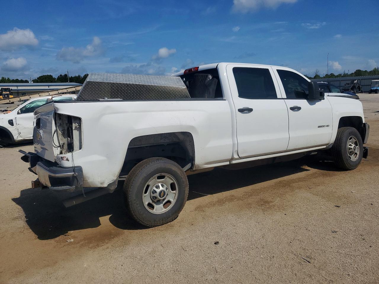 2015 Chevrolet Silverado C2500 Heavy Duty - Image 3