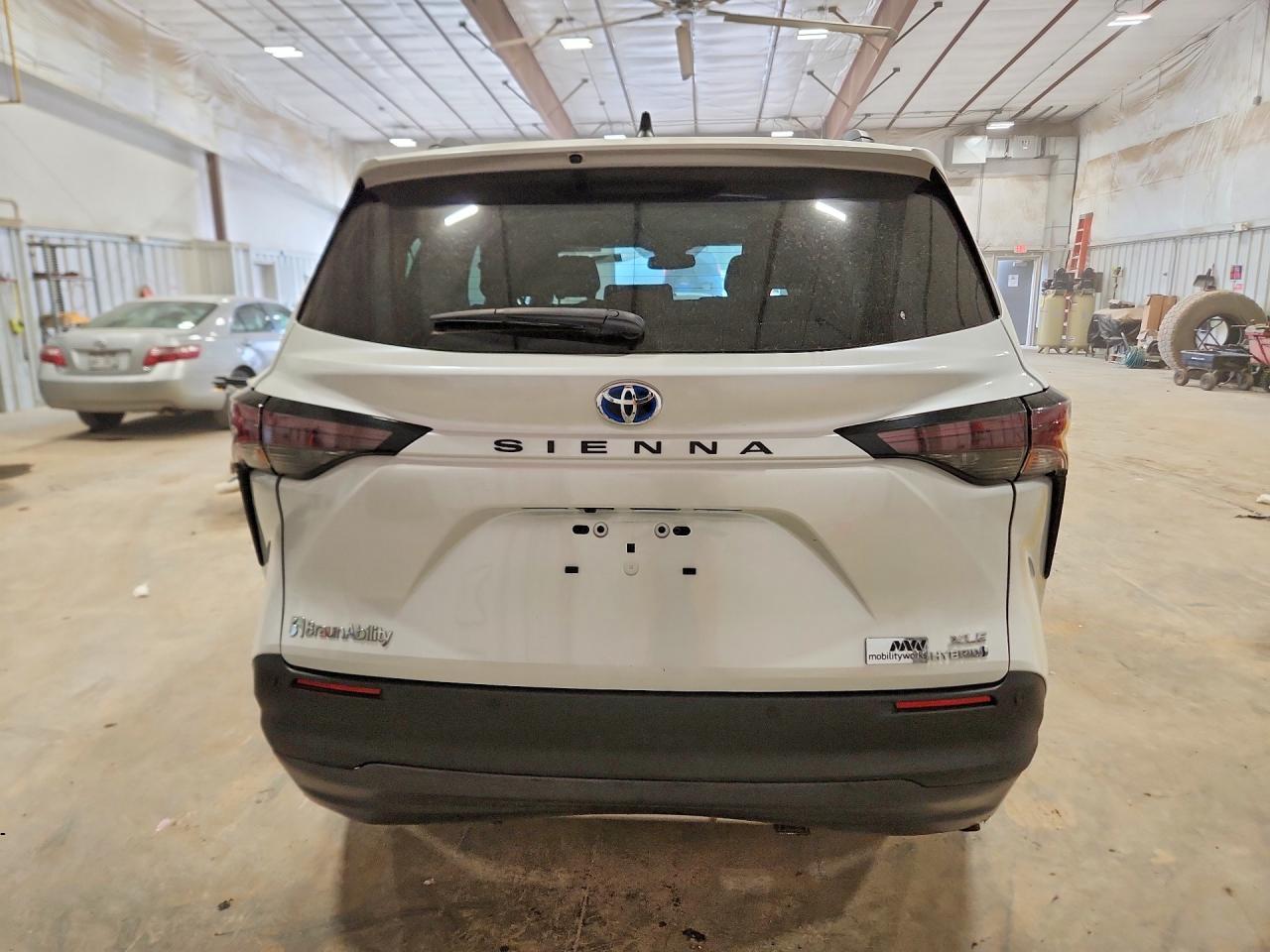 2023 Toyota Sienna Xle - Image 6