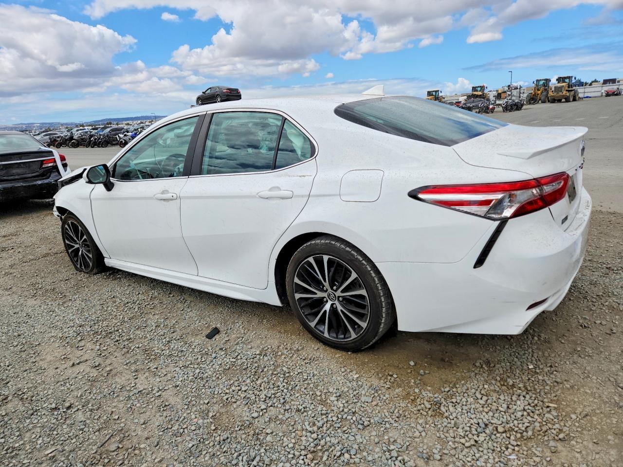 2020 Toyota Camry Se - Фото 2
