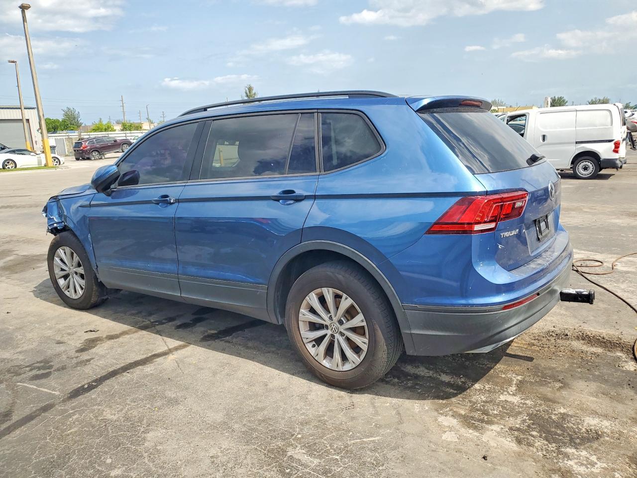 2018 Volkswagen Tiguan S - Фото 2