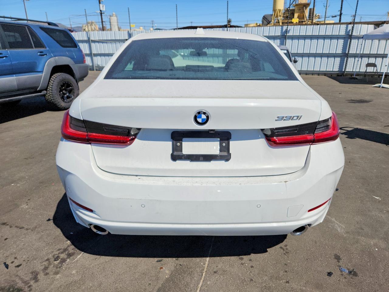 2025 BMW 330I - Фото 6