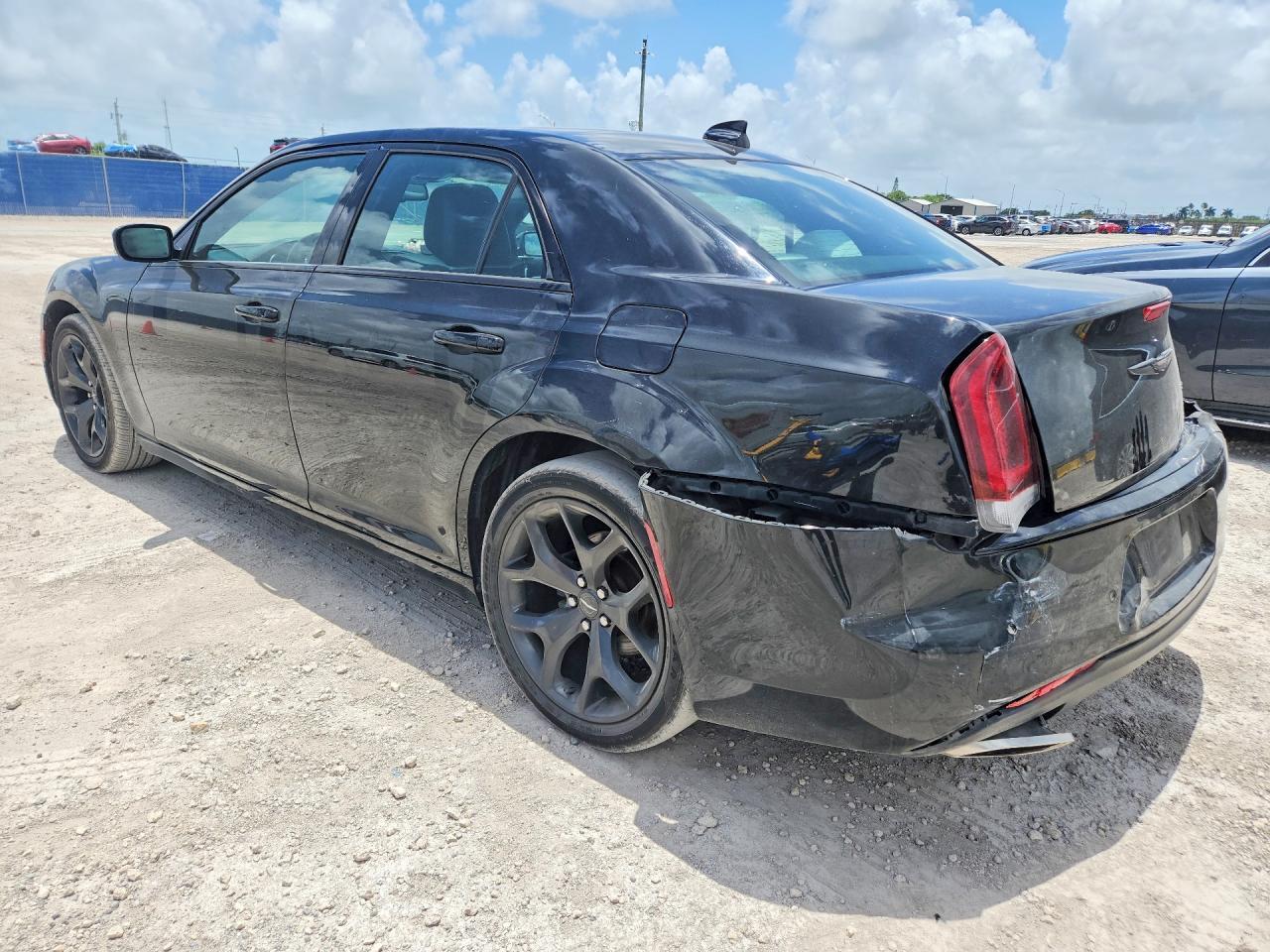 2021 Chrysler 300 S - Фото 2