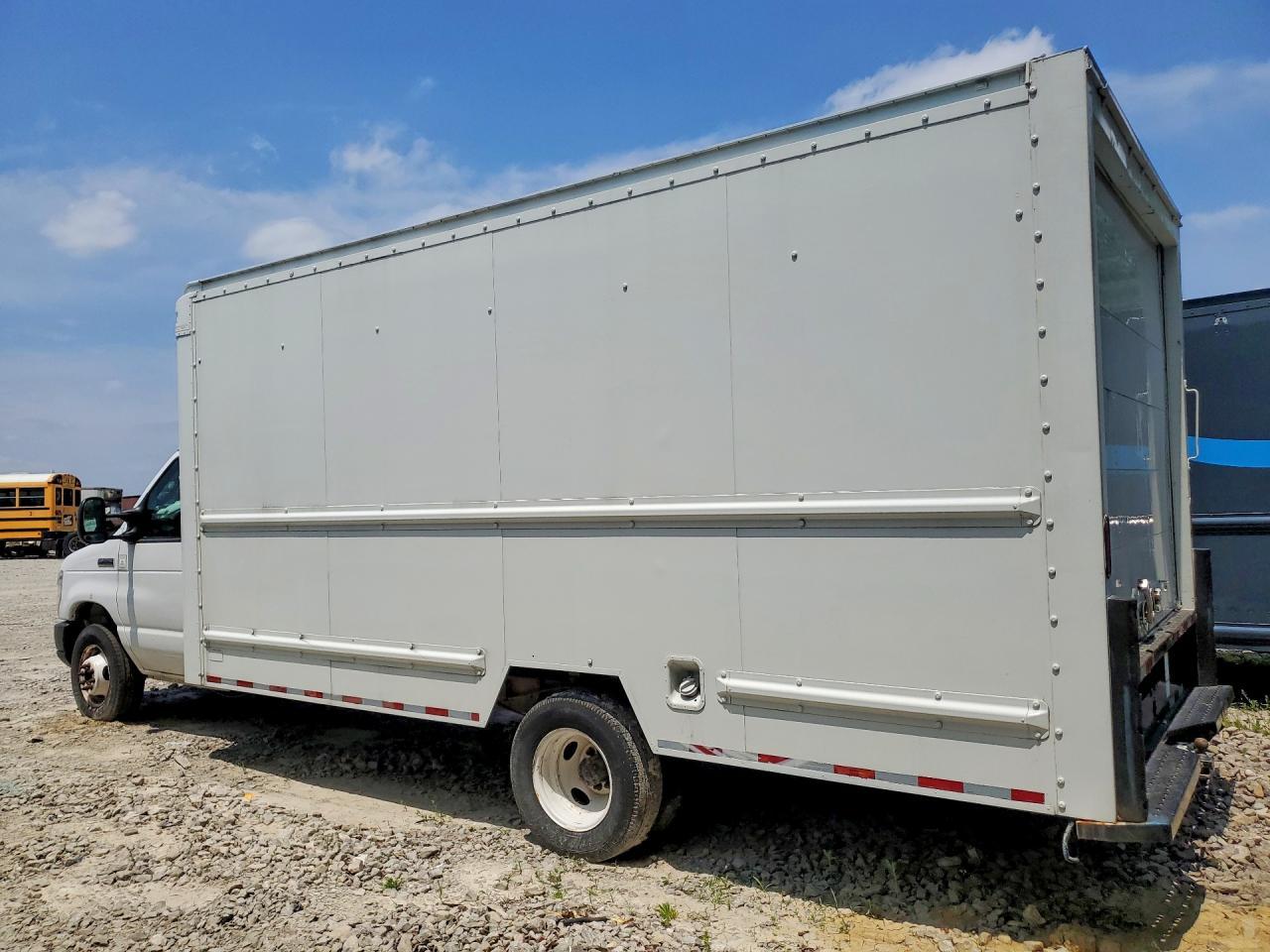 2018 Ford E350 Box Truck - Фото 2