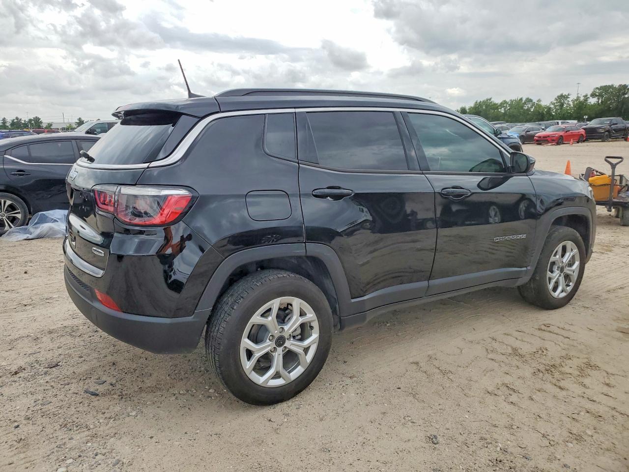 2025 Jeep Compass Latitude - Фото 3