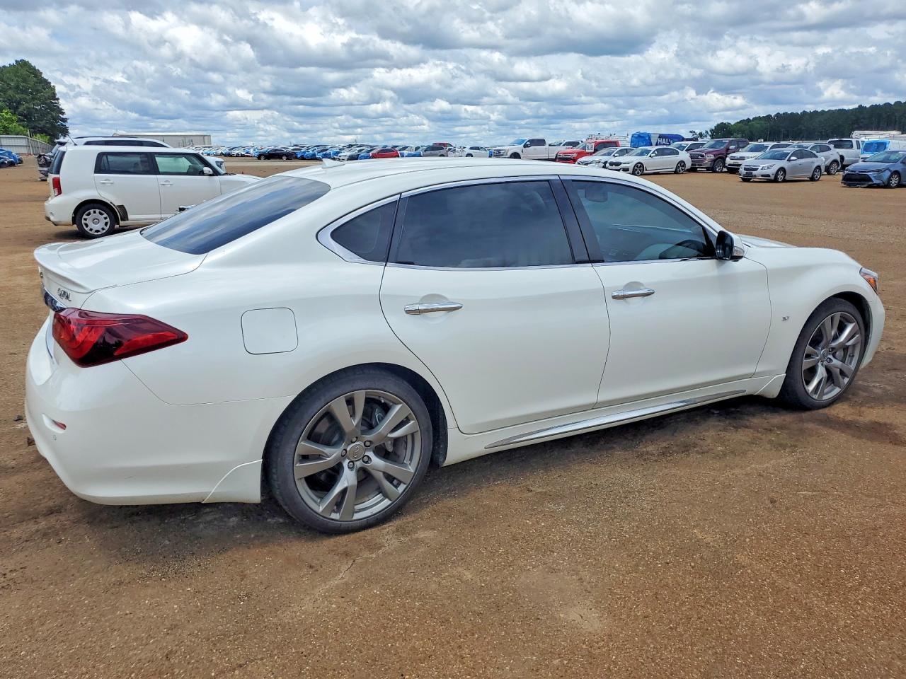 2017 Infiniti Q70L 3.7 - Image 3