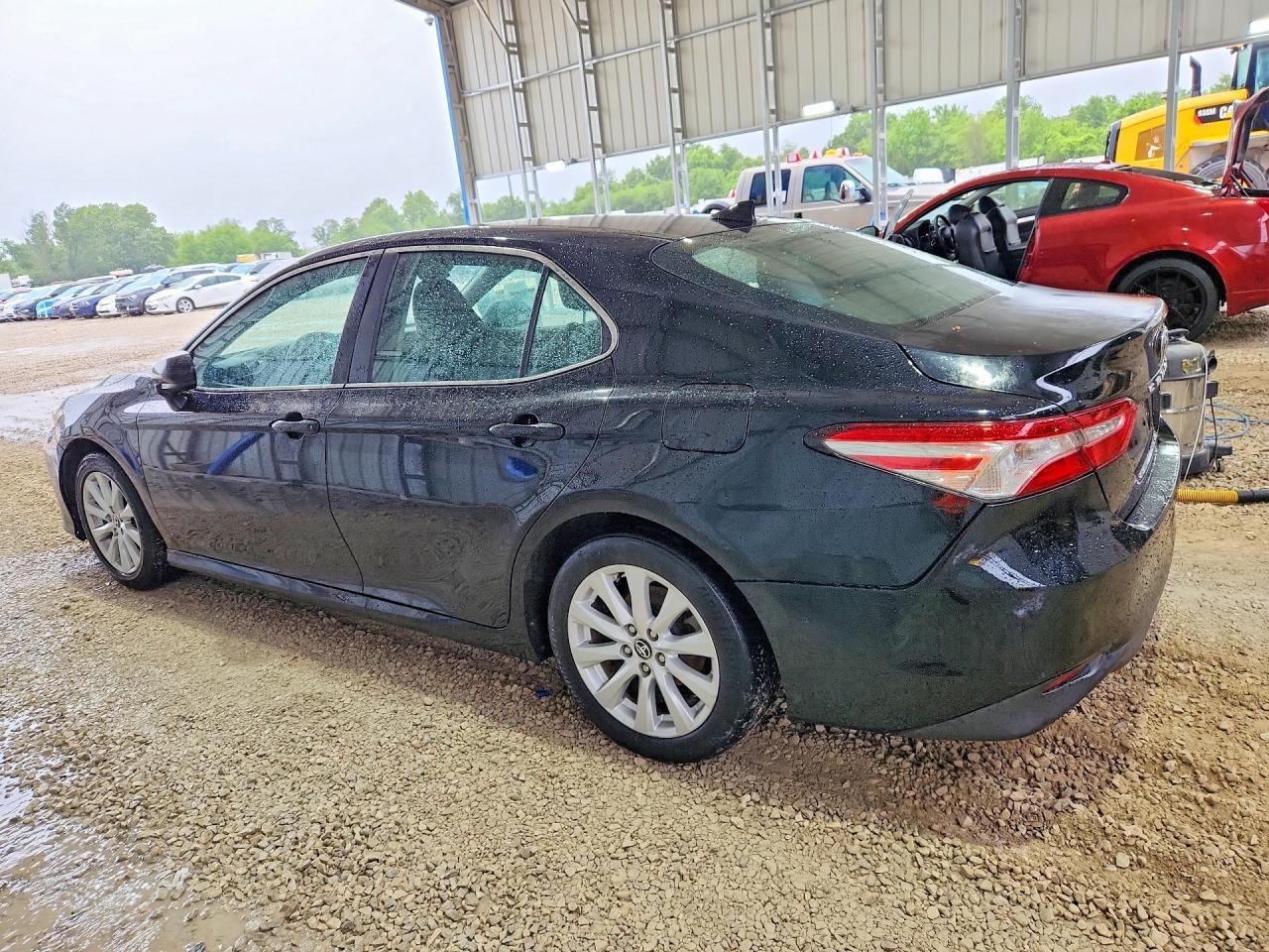 2020 Toyota Camry - Фото 2