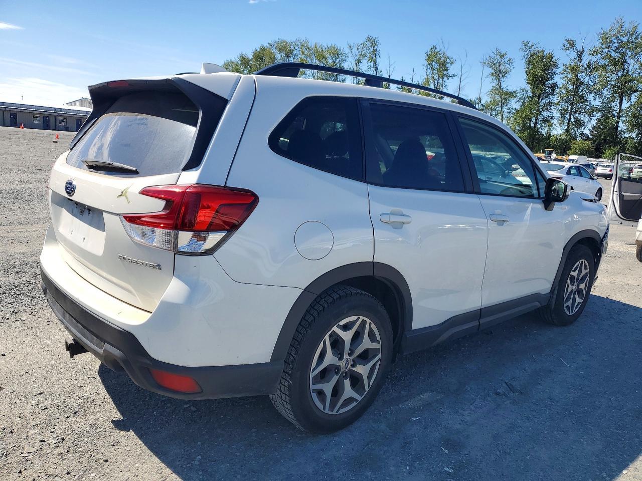 2019 Subaru Forester Premium - Image 3
