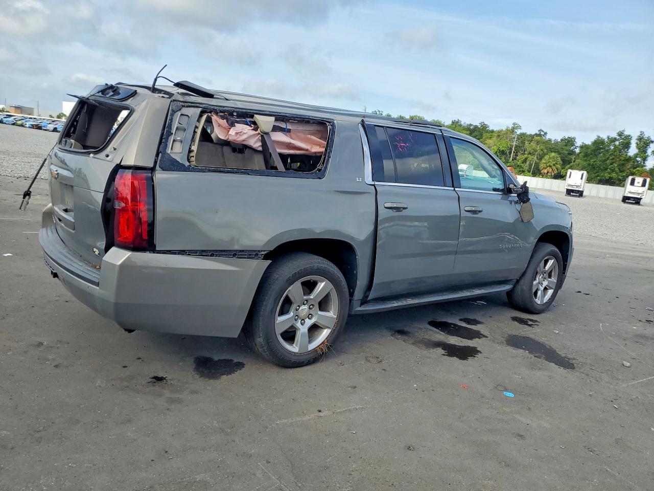 2018 Chevrolet Suburban C1500 Lt - Image 3