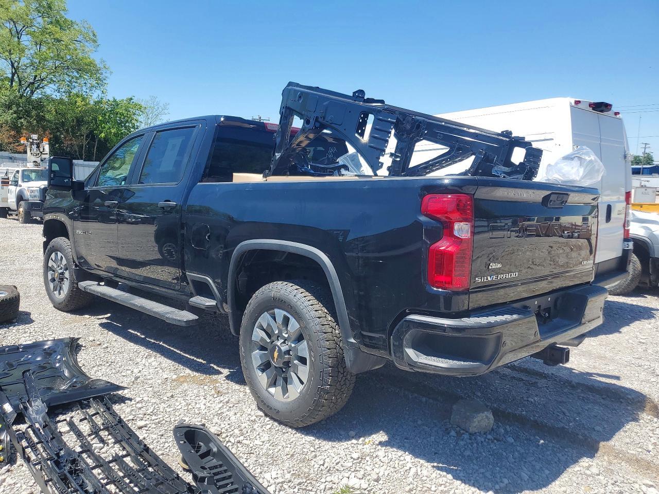2018 Chevrolet Silverado K2500 Custom - Фото 2