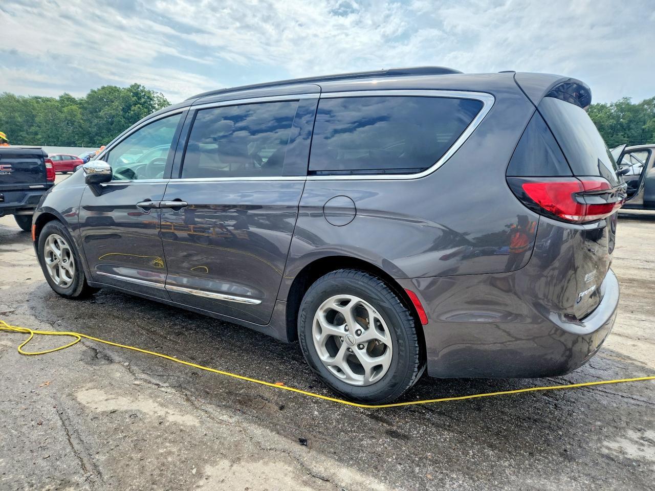 2023 Chrysler Pacifica Limited - Image 2